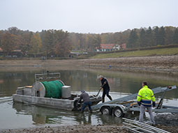 Boot mit Netzvorrichtung wird ins Wasser gelassen