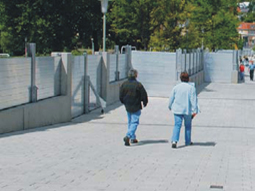 Ansicht auf die neue Balthasar-Neumann-Promenade mit aufgebauter Schutzmauer