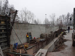 Linke Wand der neuen Brückenrampe