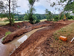 Gewässerverlegung in der Bauphase<br />
Links: alter Verlauf; rechts: neuer Verlauf