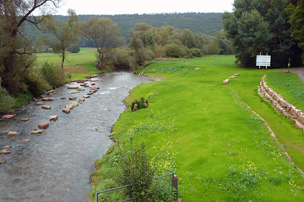 Blick auf Sohlenanhebung unterhalb des Wehrs Blick auf Sohlenanhebung unterhalb des Wehrs