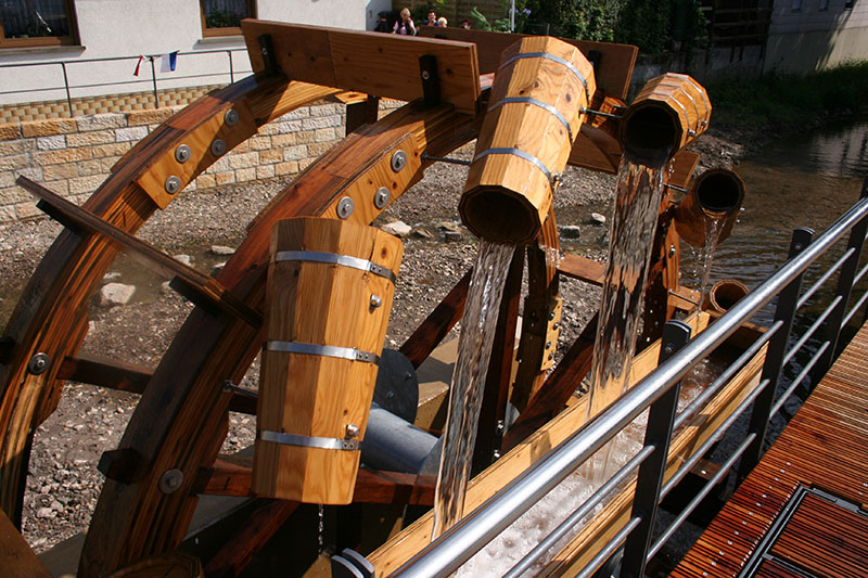 Wasserrad mit Schöpfeimer